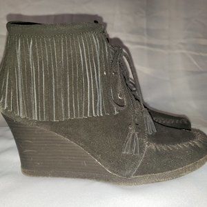 Womens Minnetonka Fringed Wedged Heeled Booties Sz 9